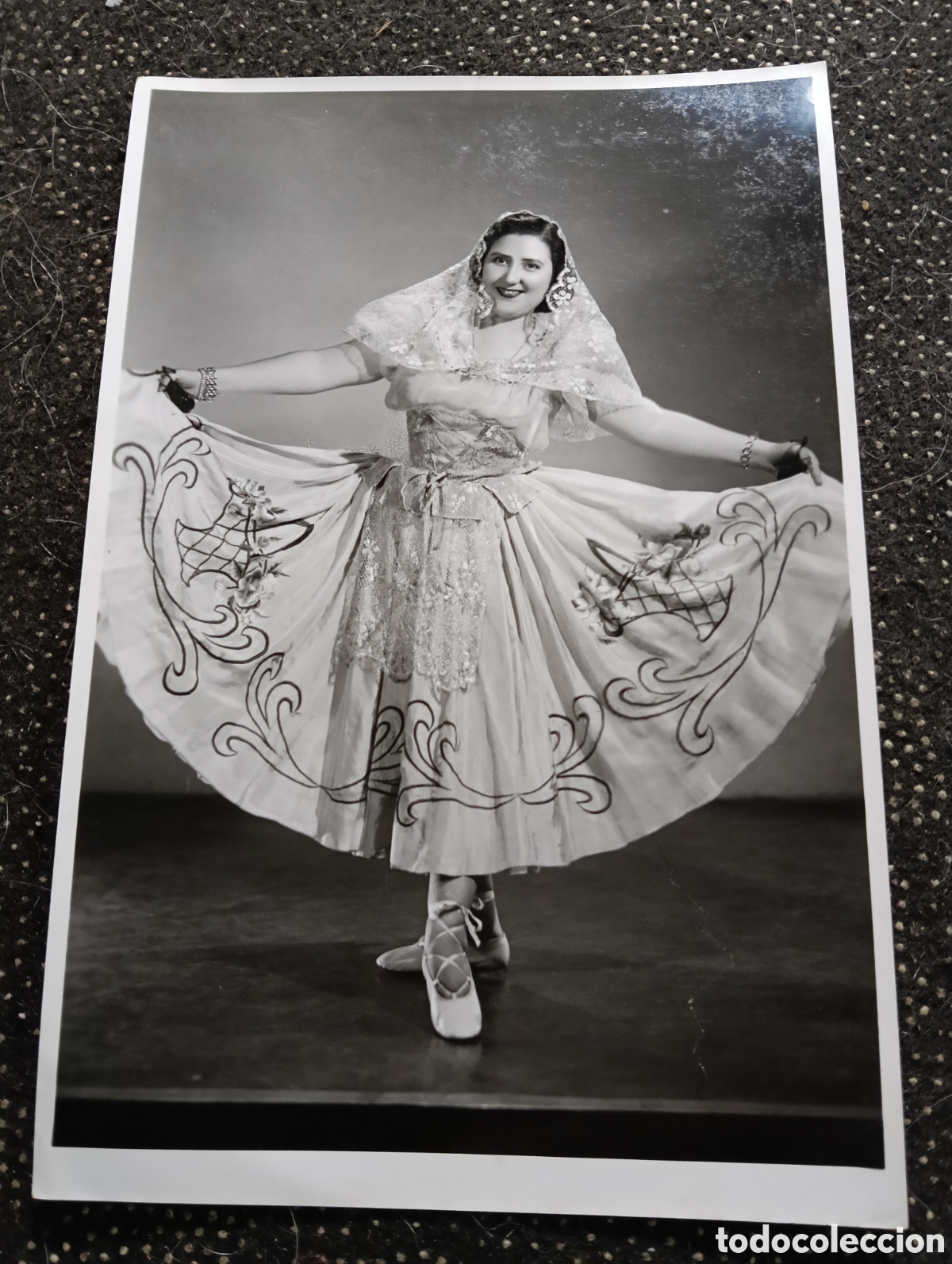 Fotograf&iacute;a antigua: Rosario Esparza 1940-50, art&iacute;sta de danza folcl&oacute;rica o cl&aacute;sica, destacando el amplio vuelo de su fal