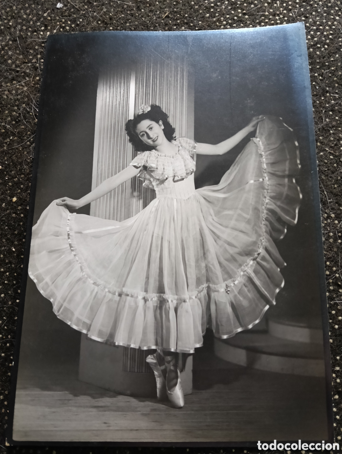 Fotograf&iacute;a antigua: Rita Nogues 1940-50, bailarina de ballet cl&aacute;sico posando elegantemente en puntas sobre un escenario,
