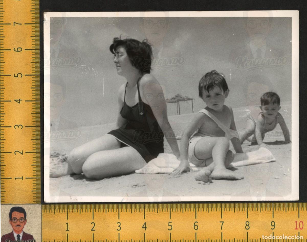 Fotograf&iacute;a antigua: MUJER BA&Ntilde;ISTA CON NI&Ntilde;OS EN PLAYA - BA&Ntilde;ADOR MAR ARENA VERANO - FOTOGRAF&Iacute;A ANTIGUA ART&Iacute;STICA A&Ntilde;OS 60