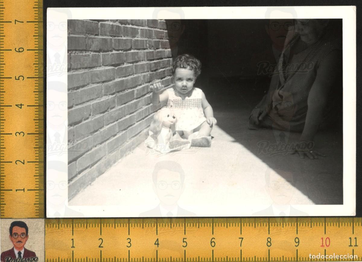 Fotograf&iacute;a antigua: NI&Ntilde;A BEB&Eacute; CON PERRO GOMA JUGUETE DISNEY DAMA Y VAGABUNDO - PATIO LADRILLOS - FOTO ANTIGUA A&Ntilde;OS 60