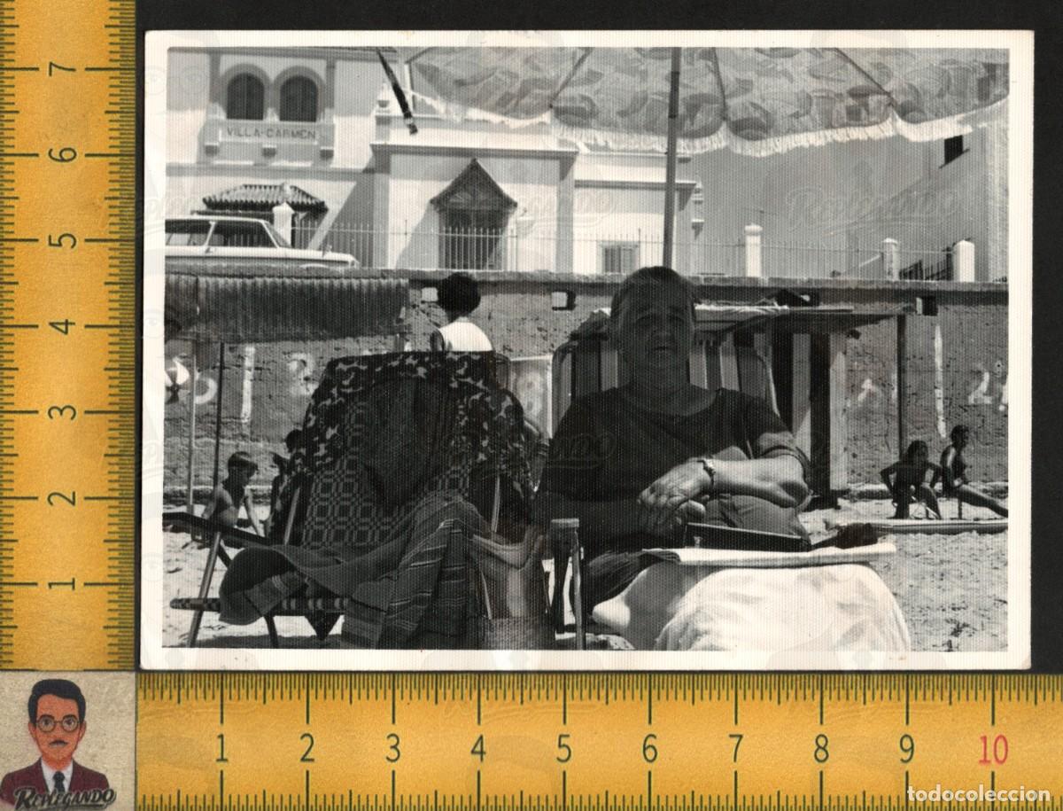 Fotograf&iacute;a antigua: SE&Ntilde;ORA EN HAMACA PLAYA MAR ANDALUC&Iacute;A - SOMBRILLA VILLA CARMEN PASEO MAR&Iacute;TIMO - FOTO ANTIGUA A&Ntilde;OS 60