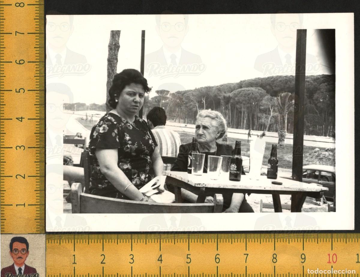 Fotograf&iacute;a antigua: MUJERES EN TERRAZA BEBEN CERVEZA CRUZCAMPO - BOTELLAS VASOS PINAR - FOTO ANTIGUA ANDALUC&Iacute;A A&Ntilde;OS 60