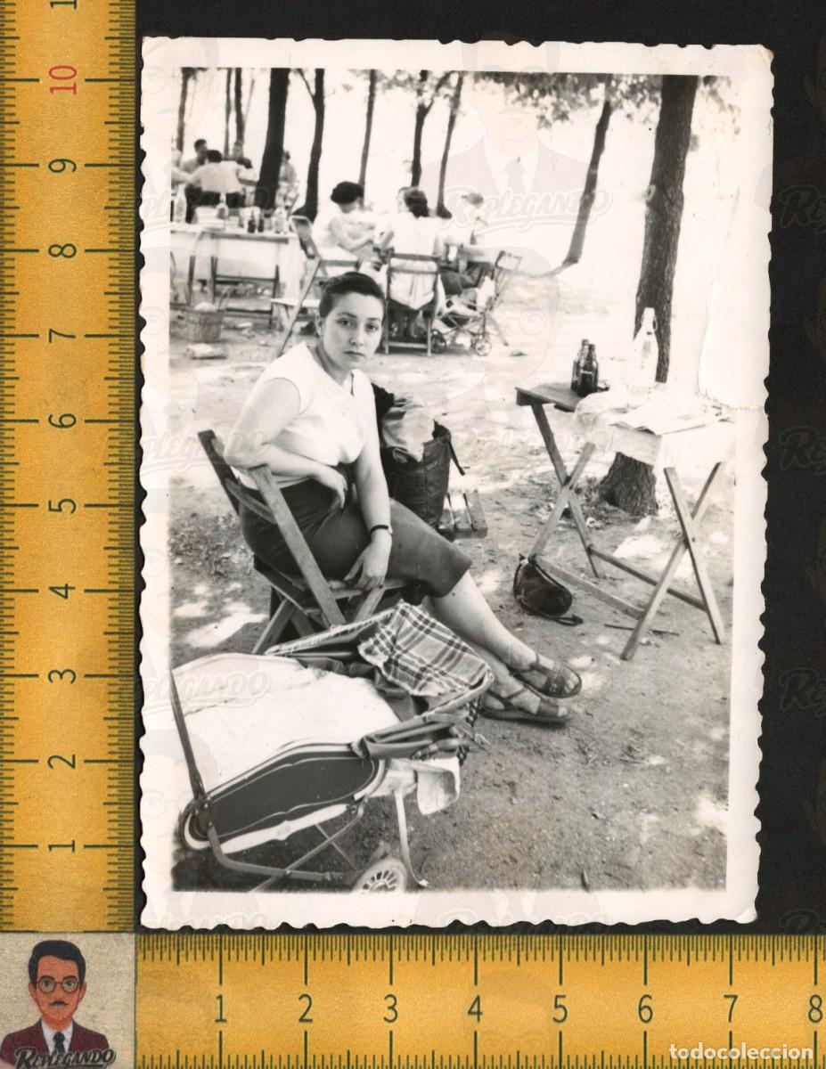 Fotograf&iacute;a antigua: GUAPA MUJER JOVEN SENTADA EN PINAR - CARRITO BEB&Eacute; TERRAZA MERENDERO - FOTO ANTIGUA ANDALUC&Iacute;A A&Ntilde;OS 60