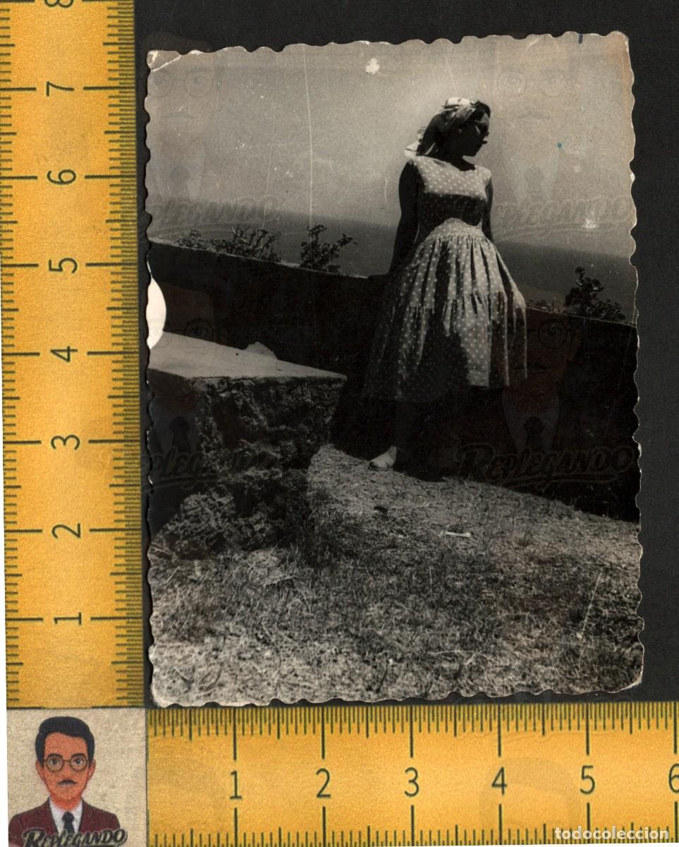 Fotograf&iacute;a antigua: GUAPA MUJER VESTIDO PA&Ntilde;UELO POSA EN MIRADOR - PAISAJE MAR - FOTOGRAF&Iacute;A ANTIGUA ART&Iacute;STICA A&Ntilde;OS 50
