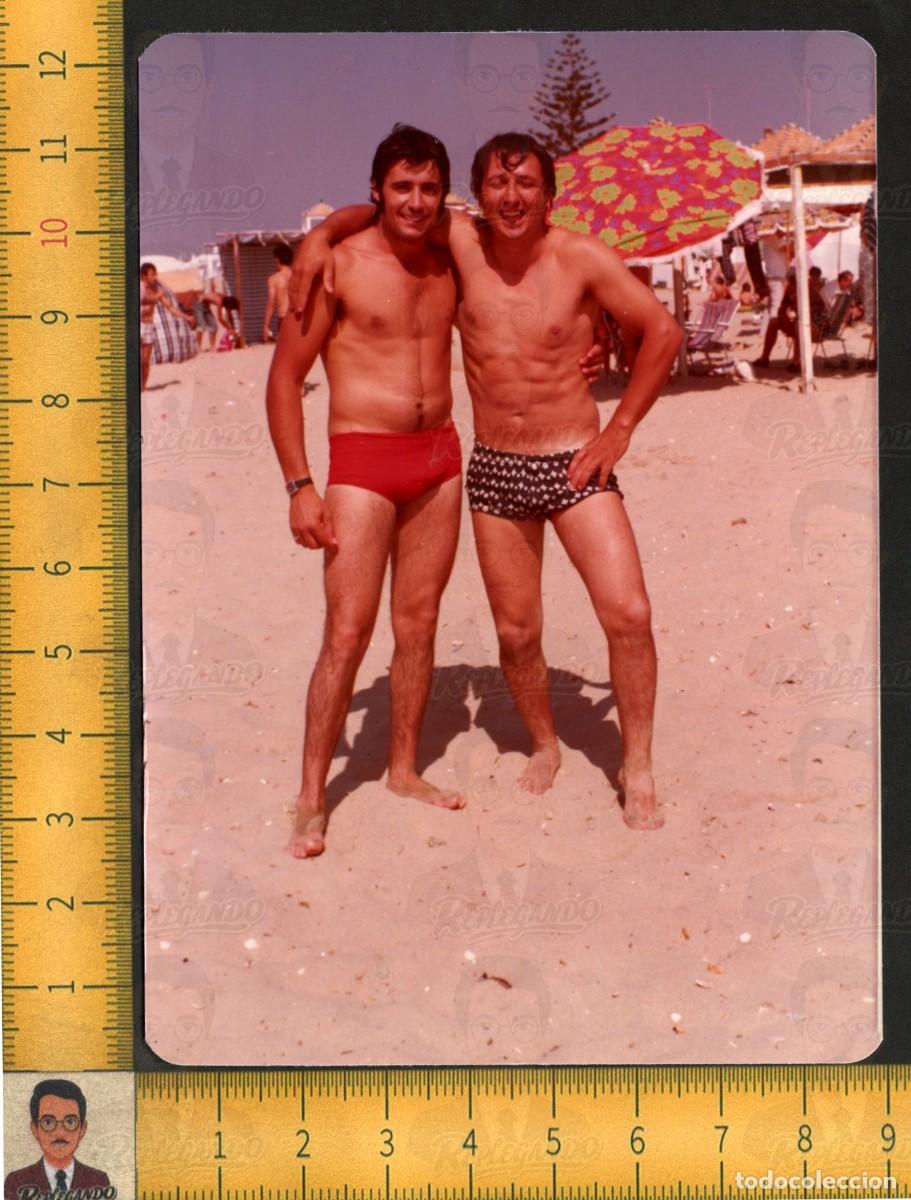 Fotograf&iacute;a antigua: HOMBRES SEXYS BA&Ntilde;ISTAS EN PLAYA - AMIGOS BA&Ntilde;ADOR SOMBRILLA J&Oacute;VENES - FOTO VINTAGE COLOR LGTB A&Ntilde;OS 70