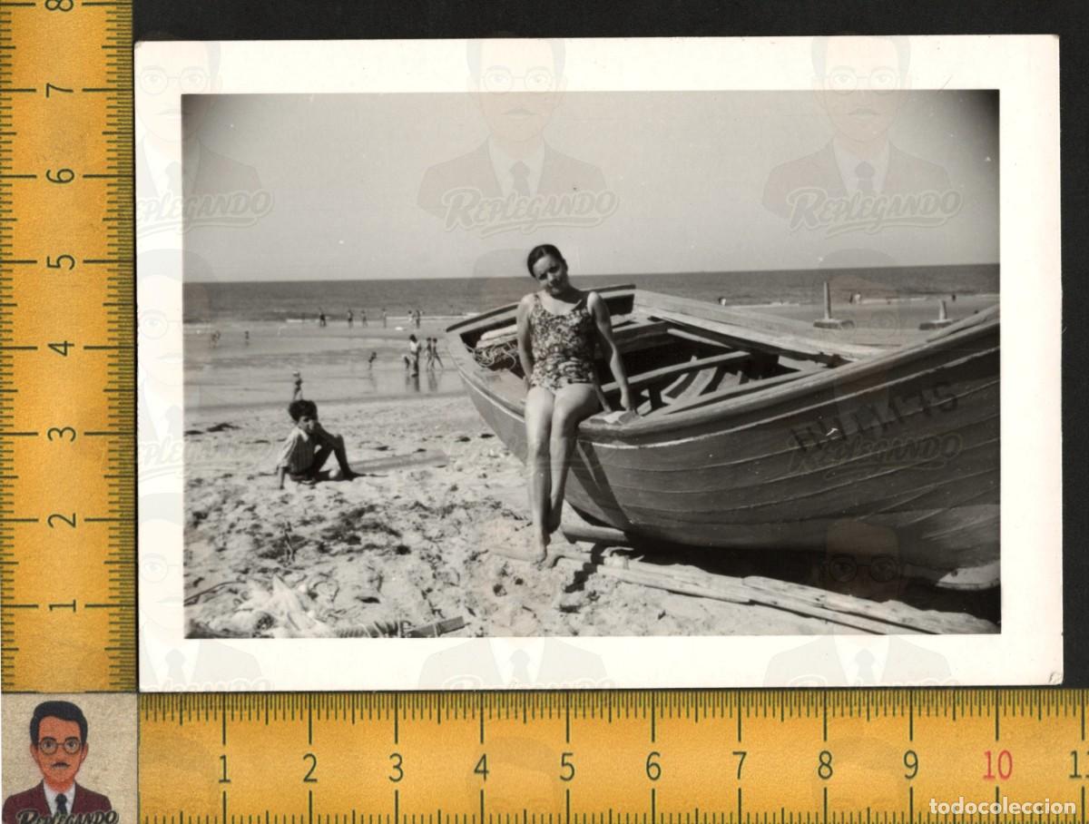Fotograf&iacute;a antigua: MUJER BA&Ntilde;ISTA SENTADA EN BARCA - NI&Ntilde;O MIR&Oacute;N PLAYA MAR PESCA - FOTO ANTIGUA ART&Iacute;STICA HUELVA A&Ntilde;OS 60