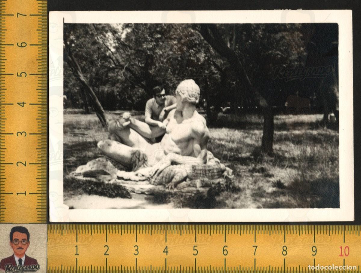 Fotograf&iacute;a antigua: SEVILLA JARDINES DELICIAS - HOMBRE ESCULTURA ALEGOR&Iacute;A R&Iacute;O MAGDALENA - FOTOGRAF&Iacute;A ANTIGUA A&Ntilde;OS 60