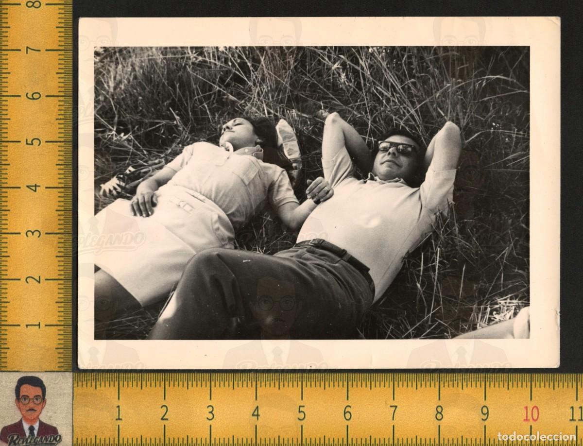 Fotograf&iacute;a antigua: PAREJA JOVEN TUMBADA EN EL CAMPO - HOMBRE GAFAS DE SOL MUJER VESTIDO - FOTOGRAF&Iacute;A ANTIGUA A&Ntilde;OS 60