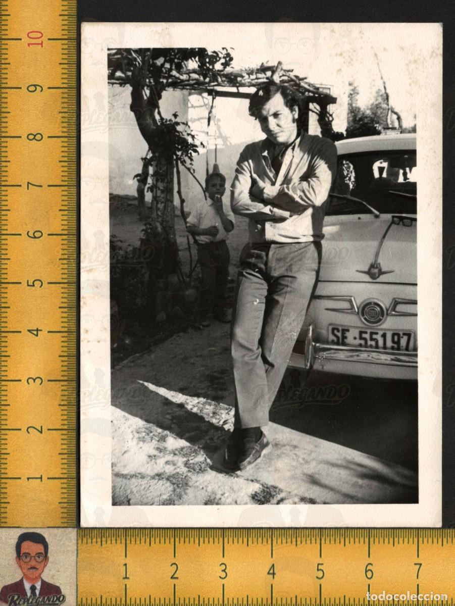 Fotograf&iacute;a antigua: HOMBRE JOVEN GUAPO SEXY POSA CON COCHE SEAT 600 - MATR&Iacute;CULA SEVILLA - FOTOGRAF&Iacute;A ANTIGUA A&Ntilde;OS 60