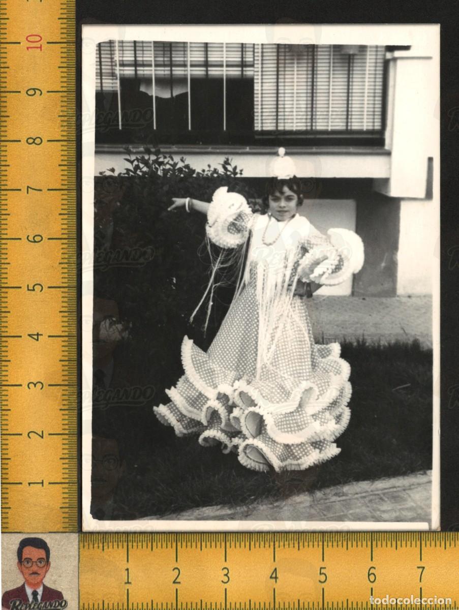 Fotograf&iacute;a antigua: NI&Ntilde;A BAILA VESTIDO FLAMENCO LUNARES VOLANTES - COLLAR MANT&Oacute;N - FOTOGRAF&Iacute;A ANTIGUA ANDALUC&Iacute;A A&Ntilde;OS 60