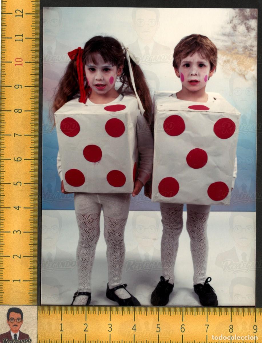 Fotograf&iacute;a antigua: NI&Ntilde;A Y NI&Ntilde;O DISFRAZADOS DE DADOS - CARNAVAL FIESTA DISFRACES INFANTILES - FOTO VINTAGE COLOR A&Ntilde;OS 80