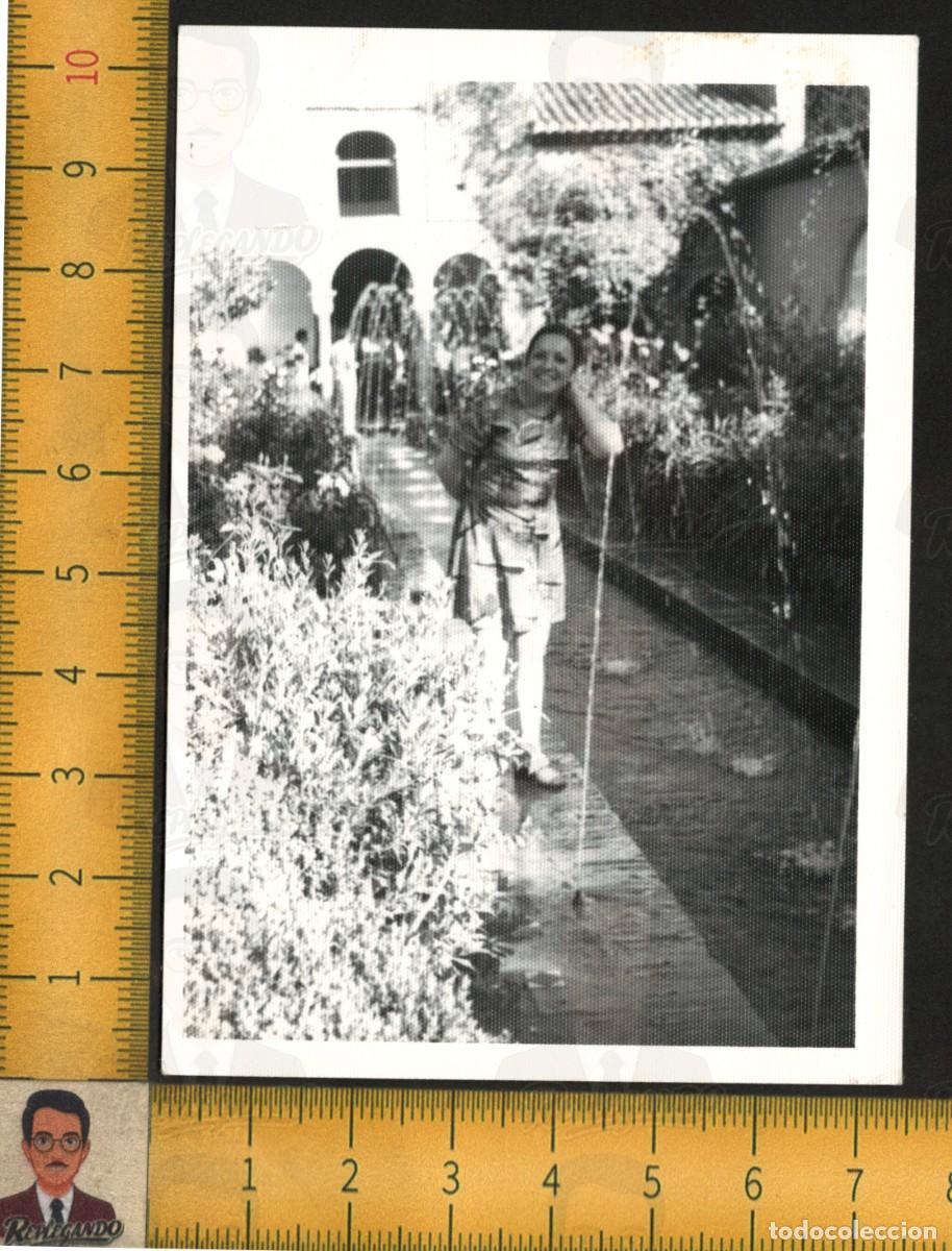 Fotograf&iacute;a antigua: MUJER POSA JARDINES GENERALIFE ALHAMBRA GRANADA - FUENTES FLORES ARCOS - FOTOGRAF&Iacute;A ANTIGUA A&Ntilde;OS 60