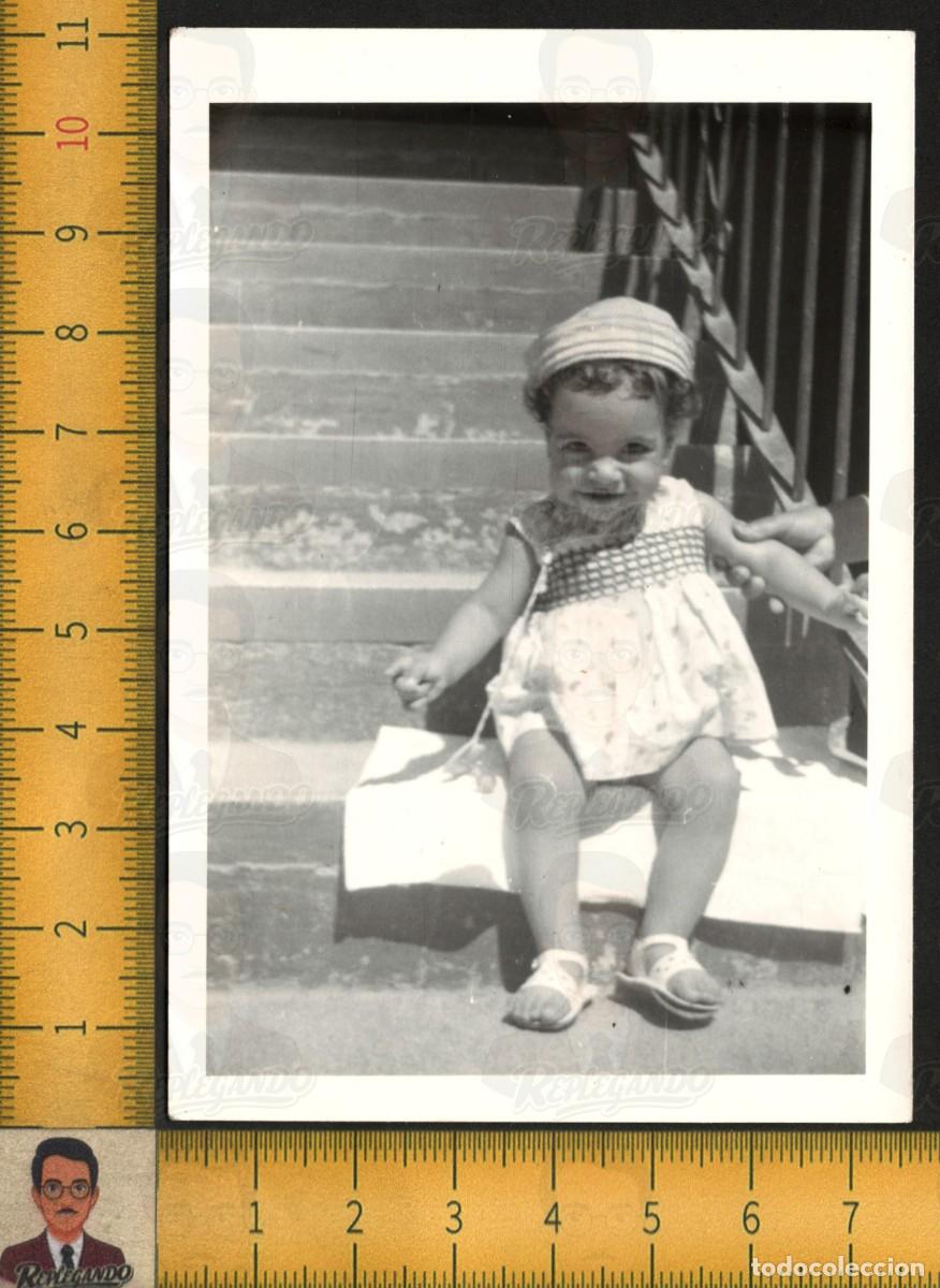Fotograf&iacute;a antigua: NI&Ntilde;A BEB&Eacute; SONRIENTE SENTADA - GORRO VESTIDO SANDALIAS VERANO - FOTOGRAF&Iacute;A ANTIGUA ART&Iacute;STICA A&Ntilde;OS 60
