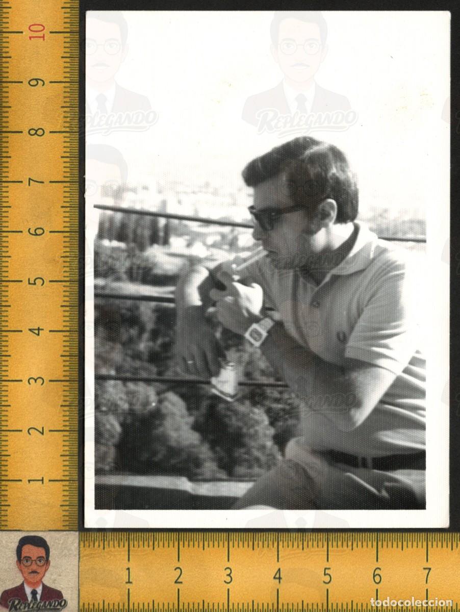 Fotograf&iacute;a antigua: HOMBRE JOVEN GUAPO GAFAS SOL FUMA CIGARRILLO PAQUETE TABACO - FOTO ANTIGUA ART&Iacute;STICA LGTB A&Ntilde;OS 70
