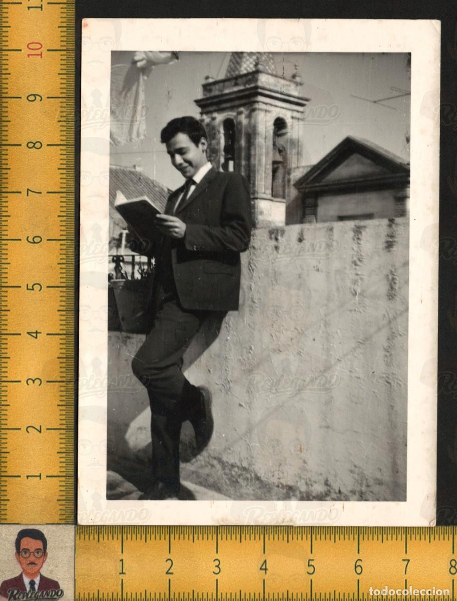 Fotograf&iacute;a antigua: HOMBRE JOVEN GUAPO SEXY SONR&Iacute;E LEE LIBRO - TRAJE CORBATA - FOTO ANTIGUA ART&Iacute;STICA LGTB A&Ntilde;OS 60/70