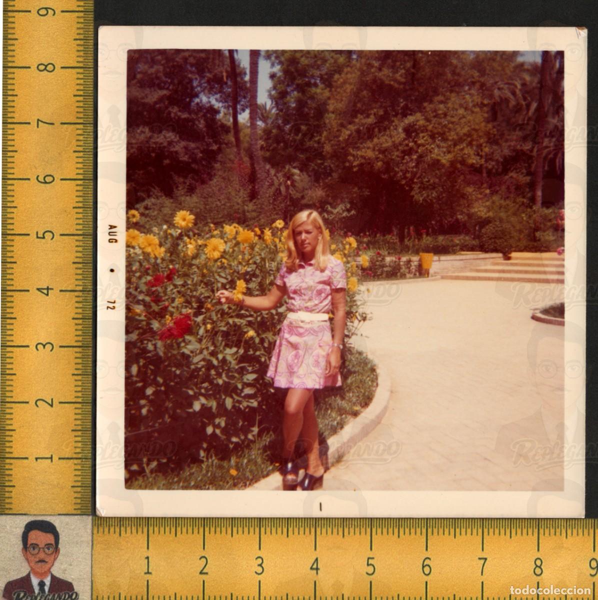 Fotograf&iacute;a antigua: GUAPA MUJER JOVEN RUBIA POSA ENTRE FLORES - JARD&Iacute;N VESTIDO ROSA MODA - FOTO VINTAGE COLOR A&Ntilde;O 1972
