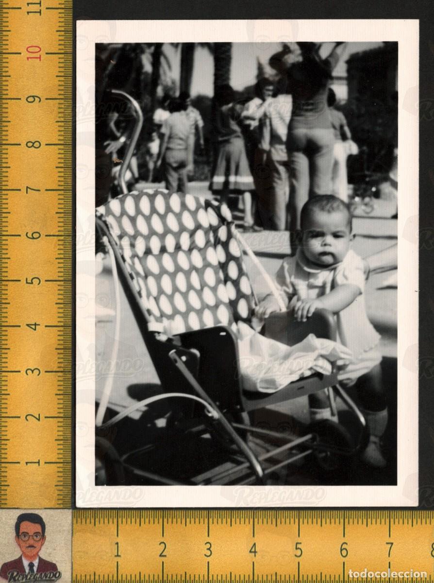 Fotograf&iacute;a antigua: NI&Ntilde;O BEB&Eacute; CON CARRITO LUNARES COCHECITO - PASEO PLAZA GENTE AL FONDO - FOTOGRAF&Iacute;A ANTIGUA A&Ntilde;O 1975
