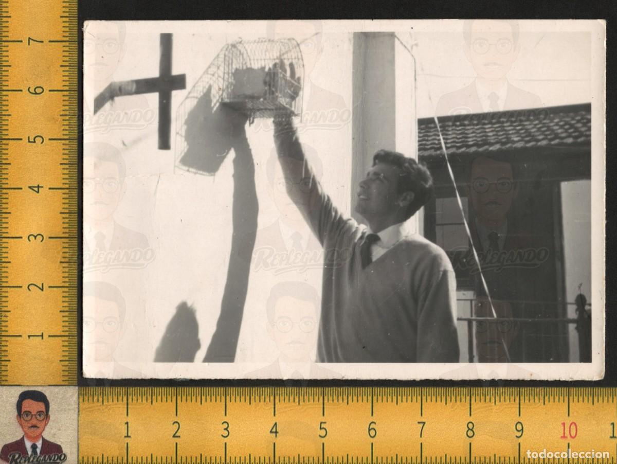 Fotograf&iacute;a antigua: CHICO JOVEN GUAPO SONR&Iacute;E CON JAULA P&Aacute;JARO - PATIO SOMBRAS - FOTO ANTIGUA ART&Iacute;STICA LGTB A&Ntilde;OS 60