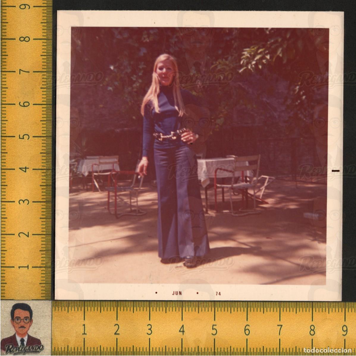Fotograf&iacute;a antigua: MUJER JOVEN RUBIA POSA - PANTAL&Oacute;N CAMPANA CINTUR&Oacute;N MODA - FOTO VINTAGE COLOR ART&Iacute;STICA A&Ntilde;O 1974
