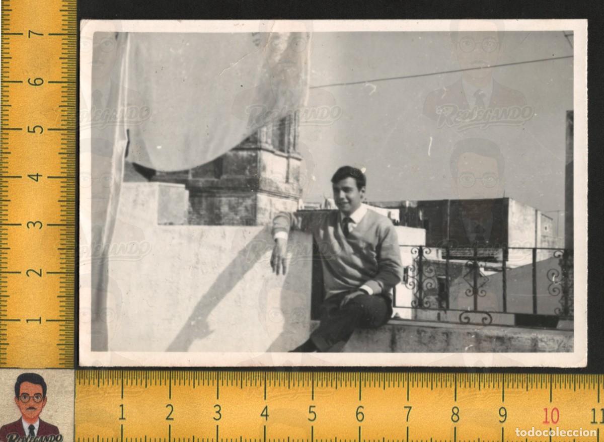 Fotograf&iacute;a antigua: HOMBRE JOVEN GUAPO SENTADO EN AZOTEA - TRAJE CORBATA JERSEY - FOTO ANTIGUA ART&Iacute;STICA LGTB A&Ntilde;OS 60