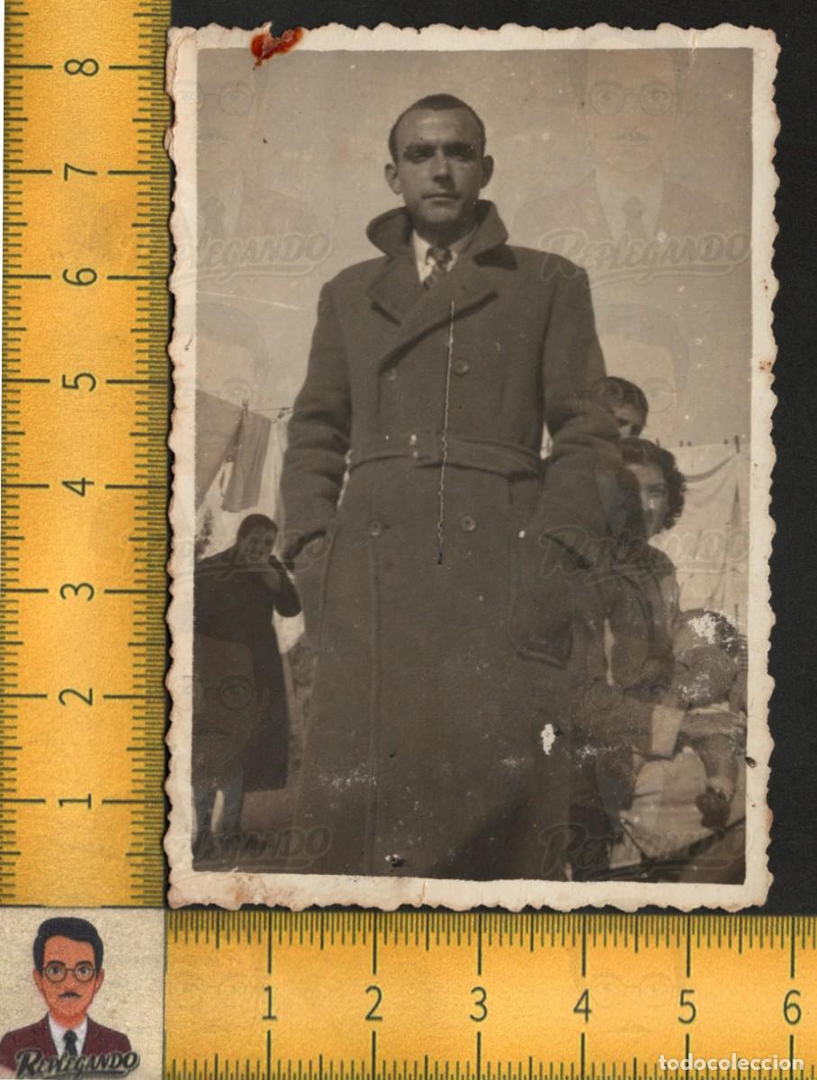 Fotograf&iacute;a antigua: HOMBRE JOVEN CON ABRIGO Y CORBATA - ROPA TENDIDA FAMILIA - FOTOGRAF&Iacute;A ANTIGUA ART&Iacute;STICA A&Ntilde;OS 1946