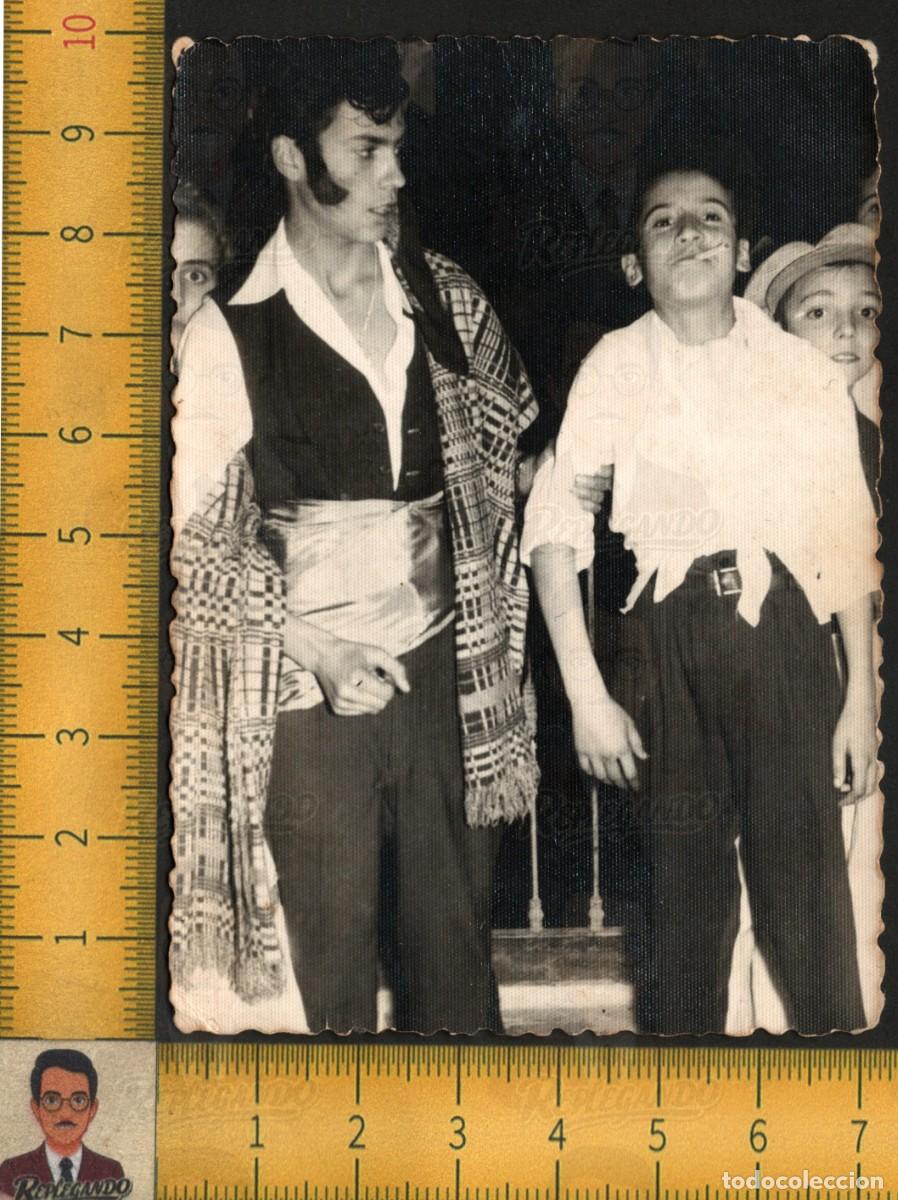 Fotograf&iacute;a antigua: CARNAVAL RATEROS DE PROFESI&Oacute;N - J&Oacute;VENES DISFRAZADOS NI&Ntilde;O FUMANDO CIGARRO - FOTO ANTIGUA A&Ntilde;OS 60/70
