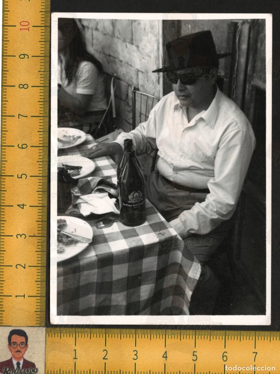 Fotograf&iacute;a antigua: HOMBRE SOMBRERO CORDOB&Eacute;S BOTELLA CERVEZA LA CRUZ DEL CAMPO CRUZCAMPO - FOTO ANDALUC&Iacute;A A&Ntilde;OS 60
