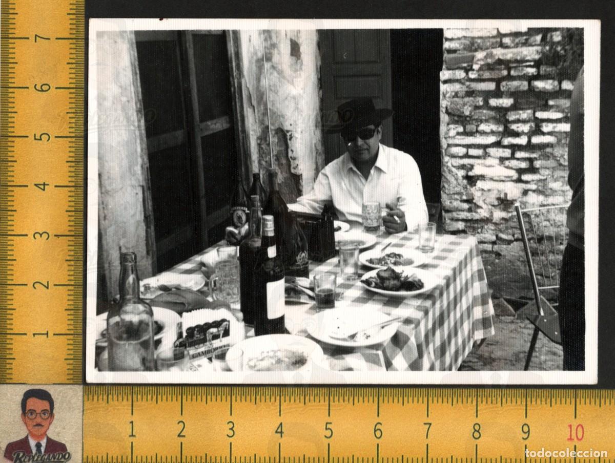 Fotograf&iacute;a antigua: HOMBRE SOMBRERO CORDOB&Eacute;S BOTELLA CERVEZA LA CRUZ DEL CAMPO CRUZCAMPO - FOTO ANDALUC&Iacute;A A&Ntilde;OS 60