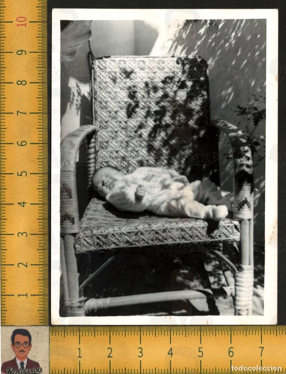 Fotograf&iacute;a antigua: NI&Ntilde;O BEB&Eacute; DURMIENDO PL&Aacute;CIDAMENTE EN SILL&Oacute;N MIMBRE - FOTOGRAF&Iacute;A ANTIGUA ART&Iacute;STICA INFANCIA A&Ntilde;OS 60