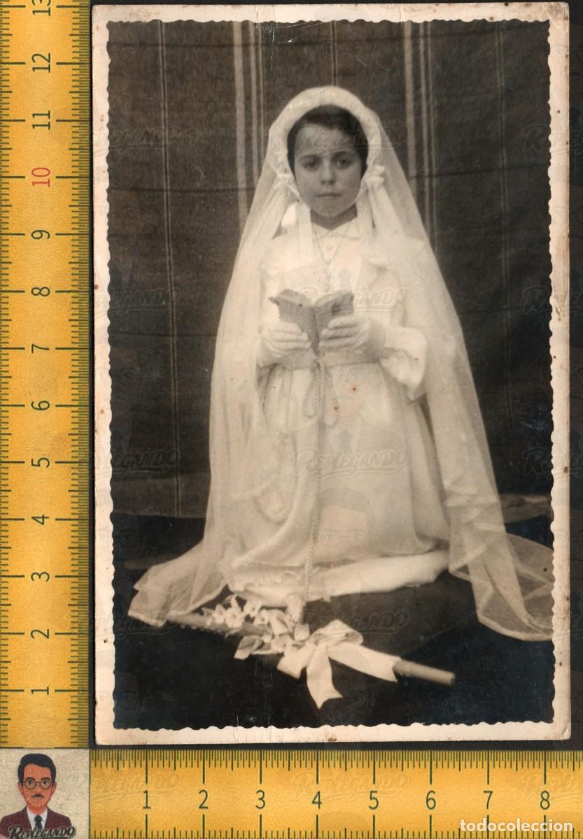 Fotograf&iacute;a antigua: NI&Ntilde;A PRIMERA COMUNI&Oacute;N CON MISAL - VESTIDO VELO ROSARIO RAMO FLORES - FOTOGRAF&Iacute;A ANTIGUA A&Ntilde;OS 50