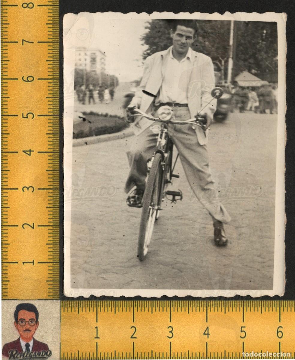 Alte Fotografie: HOMBRE JOVEN GUAPO POSA CON BICICLETA - CALLE CIUDAD - FOTOGRAF&Iacute;A ANTIGUA ART&Iacute;STICA LGTB A&Ntilde;OS 50
