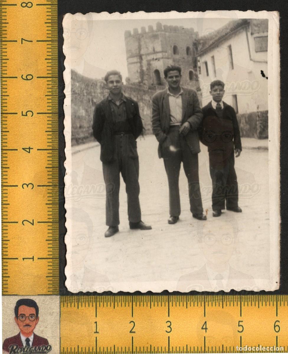 Fotograf&iacute;a antigua: CALLE ANDUEZA SEVILLA - MURALLA TORRE MACARENA - HOMBRES J&Oacute;VENES POSAN - FOTOGRAF&Iacute;A ANTIGUA A&Ntilde;OS 50