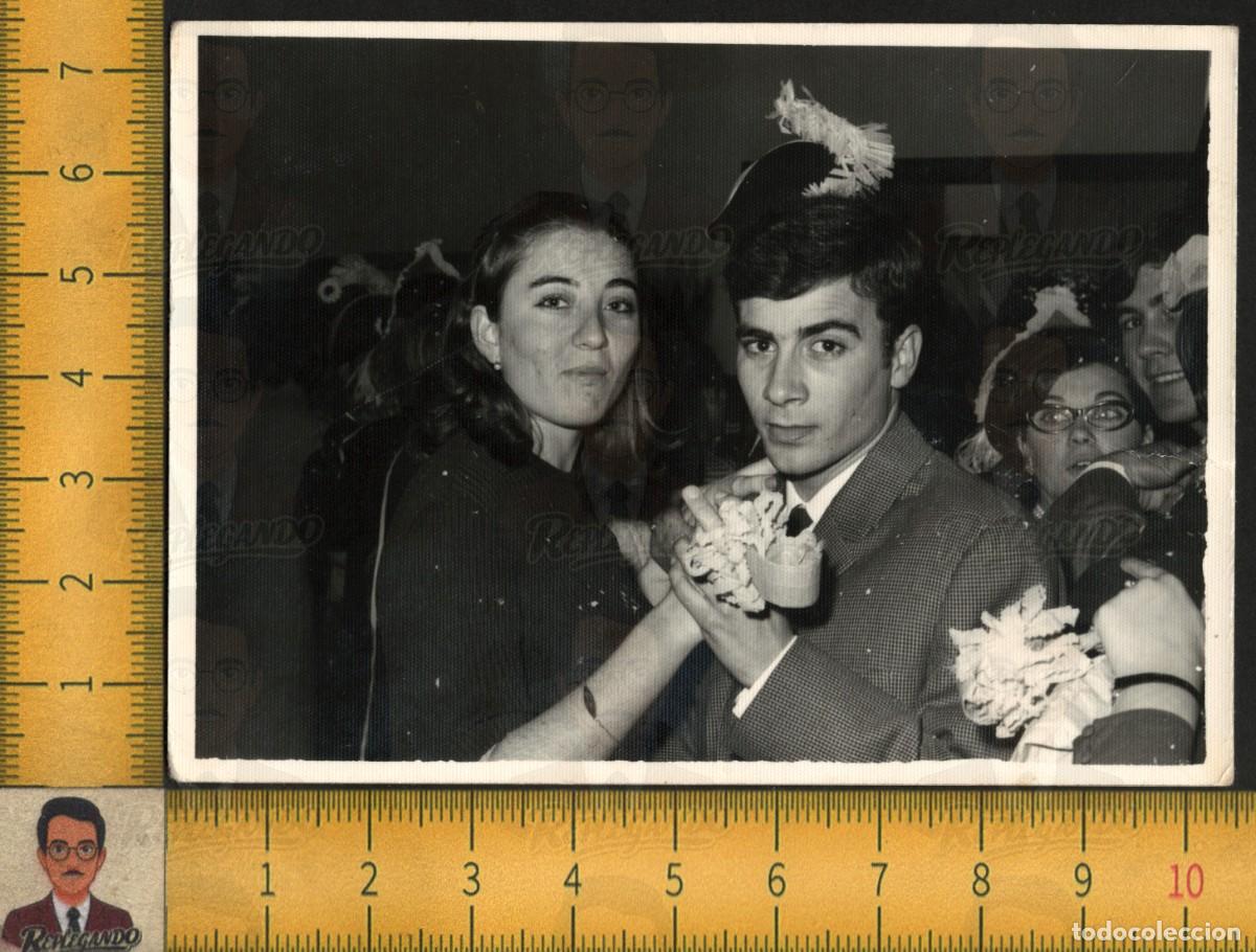 Fotograf&iacute;a antigua: J&Oacute;VENES EN FIESTA CARNAVAL - HOMBRE SOMBRERO MUJER FLORES - FOTO ANTIGUA LEBRIJA SEVILLA A&Ntilde;OS 60