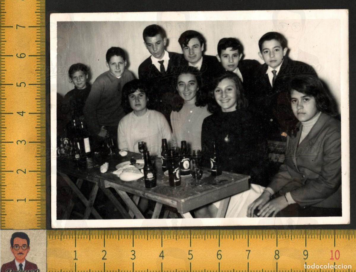 Fotograf&iacute;a antigua: GRUPO J&Oacute;VENES AMIGOS EN FIESTA - BOTELLAS CERVEZA CRUZCAMPO - FOTO ANTIGUA LEBRIJA SEVILLA A&Ntilde;OS 60