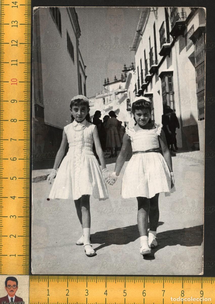 Fotograf&iacute;a antigua: DOS NI&Ntilde;AS VESTIDOS BLANCOS CAMINANDO - HERMANAS AMIGAS CALLE - FOTOGRAF&Iacute;A ANTIGUA ART&Iacute;STICA A&Ntilde;OS 60