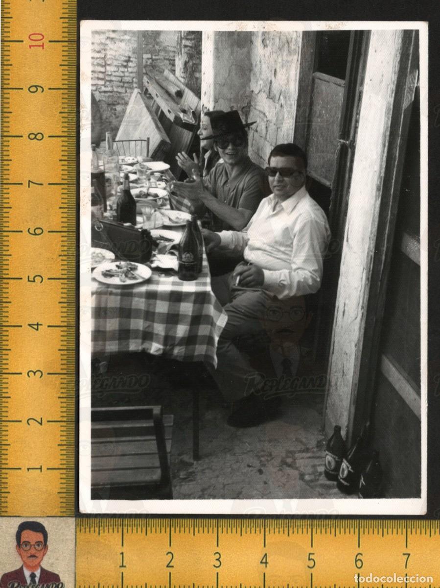 Fotograf&iacute;a antigua: HOMBRES COMIENDO PATIO CASA - SOMBRERO CORDOB&Eacute;S CERVEZA CRUZCAMPO - FOTO ANTIGUA ANDALUC&Iacute;A A&Ntilde;OS 60