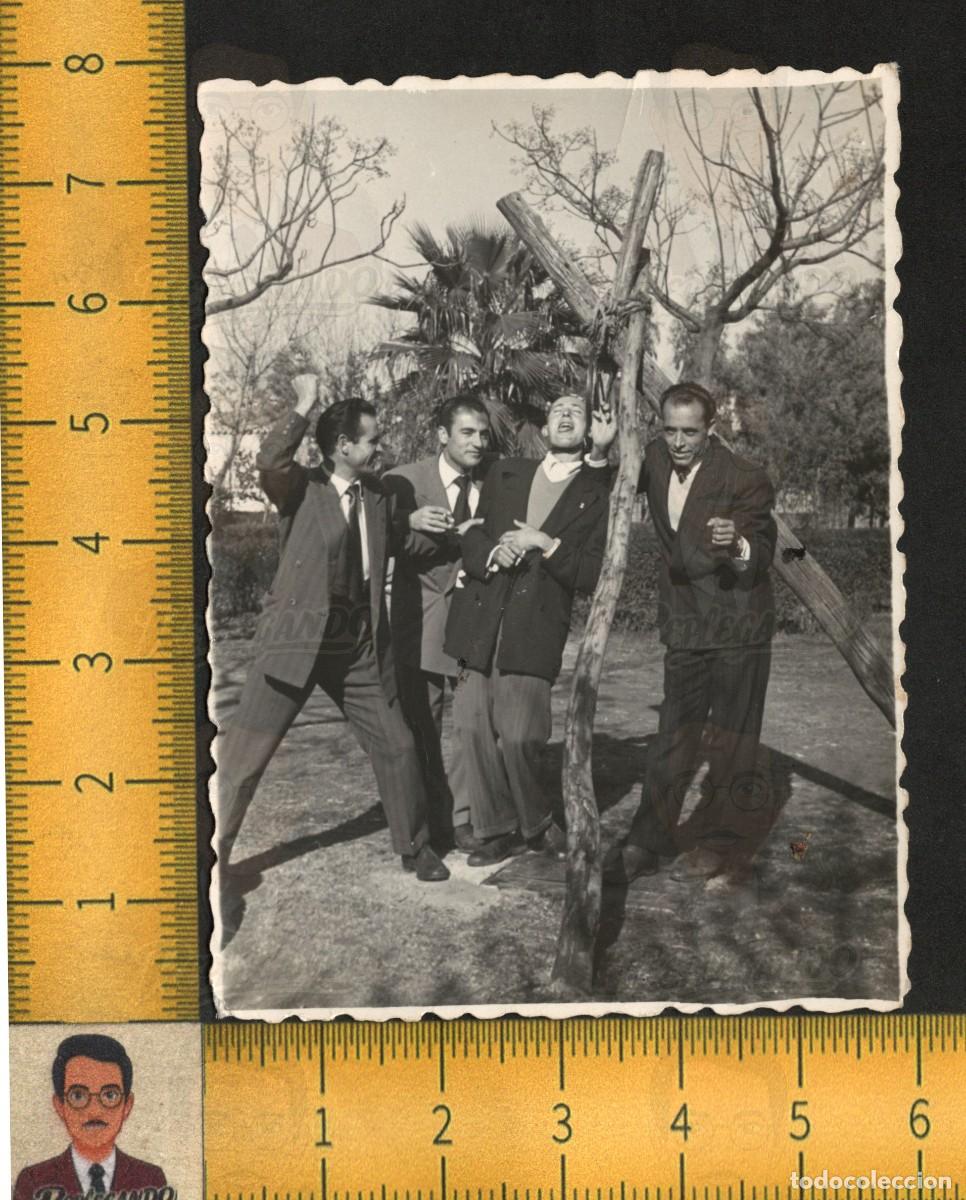Fotograf&iacute;a antigua: EL AHORCADO - J&Oacute;VENES GUAPOS BROMA ENTRE AMIGOS - FOTO ANTIGUA A&Ntilde;OS 50 - CABEZA DEL BUEY BADAJOZ