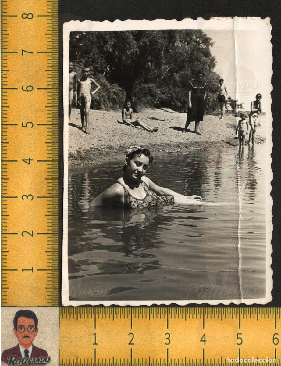 Fotograf&iacute;a antigua: MUJER GUAPA BA&Ntilde;ISTA EN R&Iacute;O - TODOS LA MIRAN NI&Ntilde;OS EN ORILLA VERANO - FOTO ANTIGUA ART&Iacute;STICA A&Ntilde;OS 50