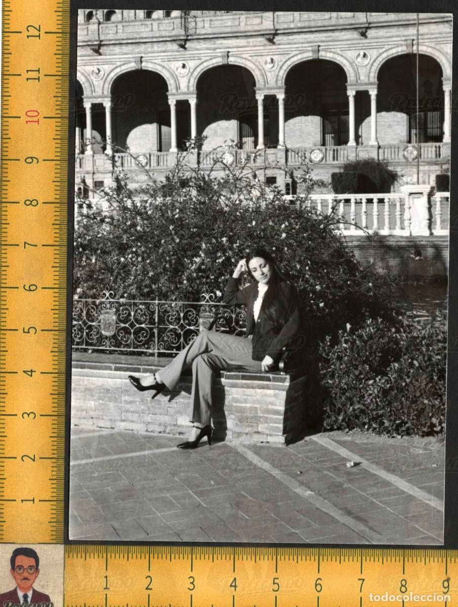 Fotograf&iacute;a antigua: MUJER GUAPA RELAX OJOS CERRADOS POSA - PLAZA ESPA&Ntilde;A SEVILLA FONDO - FOTO ANTIGUA ART&Iacute;STICA A&Ntilde;OS 70