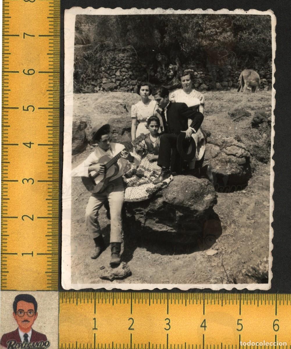 Fotograf&iacute;a antigua: ZUFRE (HUELVA) : ESCENA ANDALUZA - J&Oacute;VENES CON GUITARRA MUJERES EN EL CAMPO - FOTO ANTIGUA A&Ntilde;O 1955