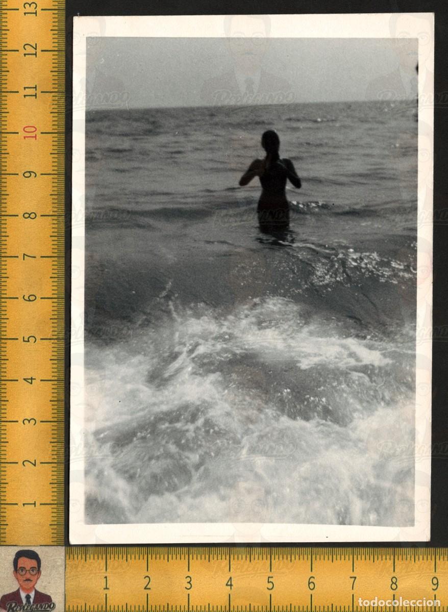Fotograf&iacute;a antigua: SILUETA CHICA MUJER BA&Ntilde;ISTA EN MAR - BA&Ntilde;ADOR BIKINI PLAYA - FOTOGRAF&Iacute;A ANTIGUA ART&Iacute;STICA A&Ntilde;OS 60/70