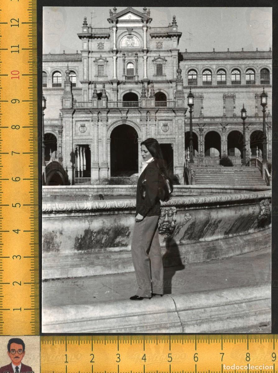 Fotograf&iacute;a antigua: MUJER GUAPA RELAX OJOS CERRADOS POSA - PLAZA ESPA&Ntilde;A SEVILLA FONDO - FOTO ANTIGUA ART&Iacute;STICA A&Ntilde;OS 70