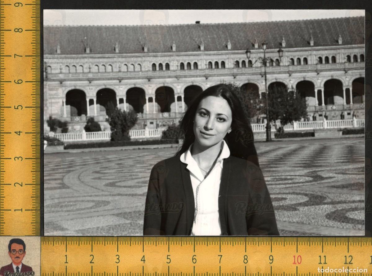 Fotograf&iacute;a antigua: RETRATO MUJER GUAPA SONRISA CAMISA PLAZA ESPA&Ntilde;A SEVILLA FONDO - FOTO ANTIGUA ART&Iacute;STICA A&Ntilde;OS 70
