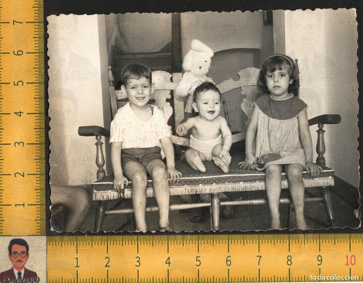 Fotograf&iacute;a antigua: NI&Ntilde;OS HERMANOS SENTADOS EN BANCO - NI&Ntilde;A BEB&Eacute; MU&Ntilde;ECO PELUCHE JUGUETE - FOTO ANTIGUA INFANCIA A&Ntilde;OS 60