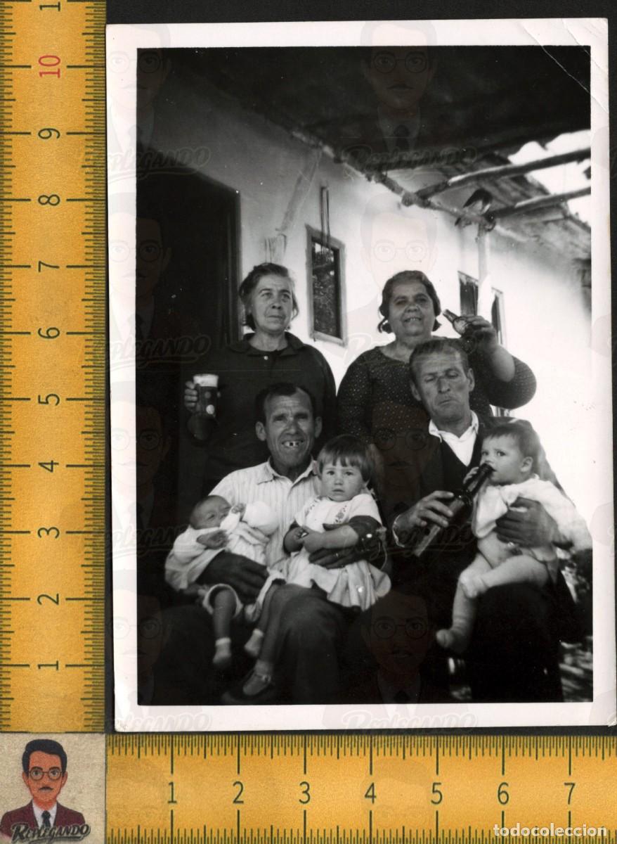 Fotograf&iacute;a antigua: FAMILIA RURAL ESPA&Ntilde;OLA - MUJERES BEBEN CERVEZA NI&Ntilde;O BEBE VINO - FOTOGRAF&Iacute;A ANTIGUA ART&Iacute;STICA A&Ntilde;OS 50