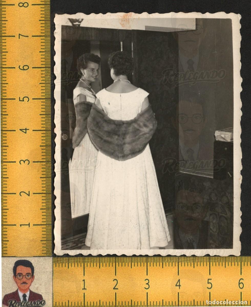 Fotograf&iacute;a antigua: BELLA MUJER ELEGANTE VESTIDO PERLAS REFLEJO ESPEJO - FOTO ANTIGUA ART&Iacute;STICA A&Ntilde;OS 50 - MODA ESPA&Ntilde;A