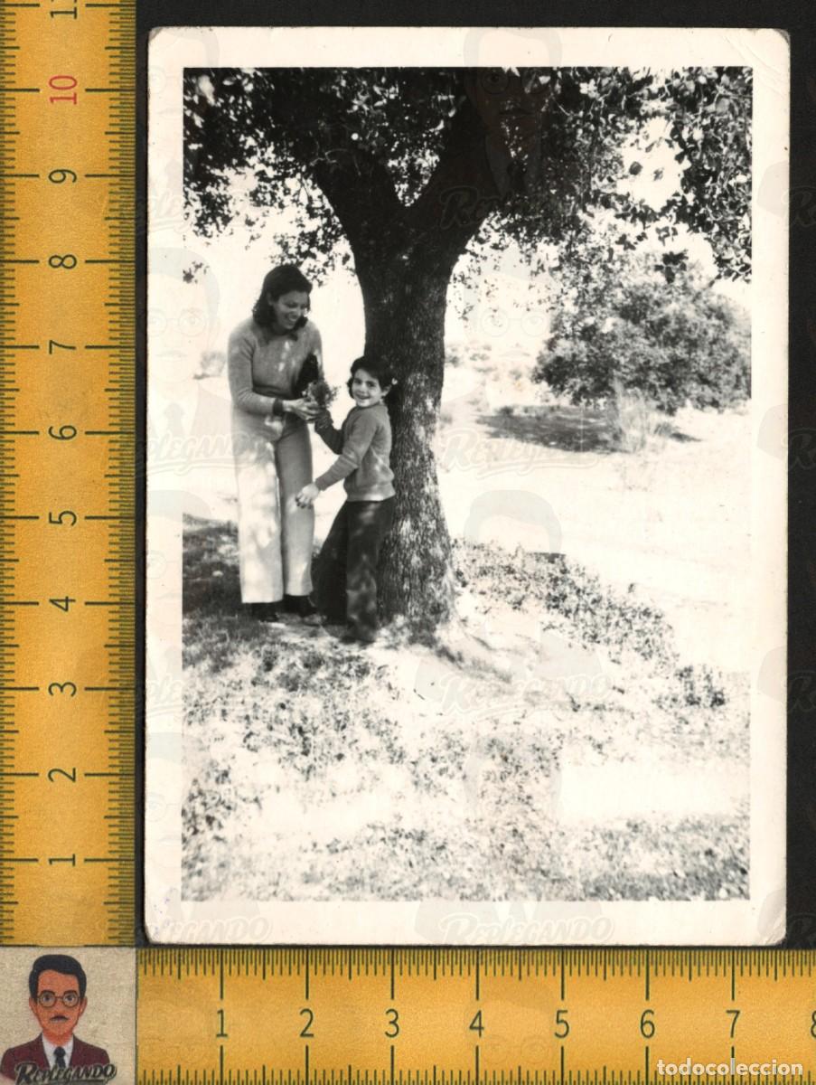 Fotograf&iacute;a antigua: NI&Ntilde;A SONRIENTE DA RAMO FLORES A SU MADRE - ENCINA CAMPO PAISAJE - FOTO ANTIGUA ART&Iacute;STICA A&Ntilde;OS 60