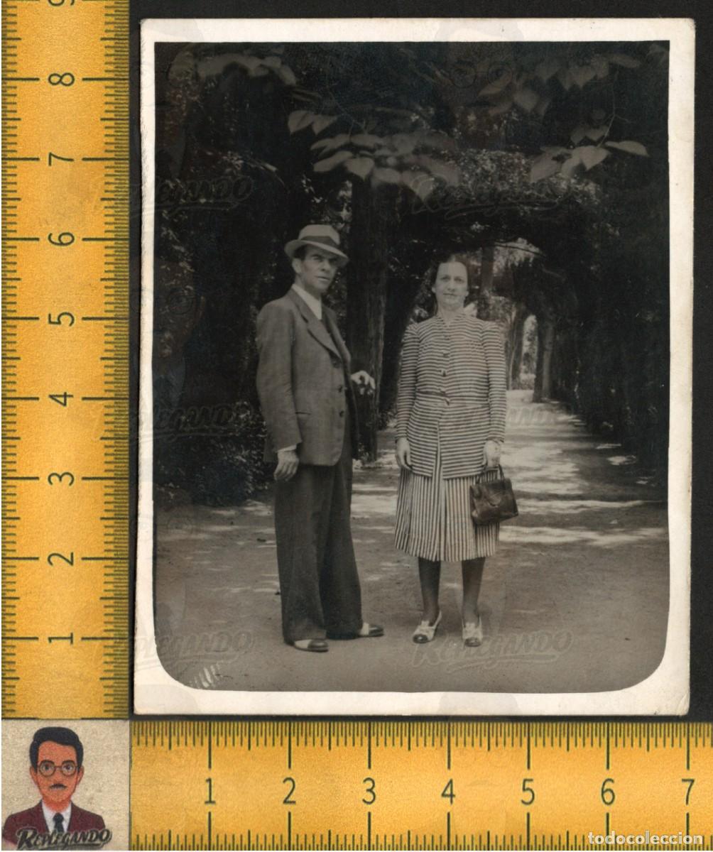 Fotograf&iacute;a antigua: PAREJA PARQUE MAR&Iacute;A LUISA - HOMBRE SOMBRERO MUJER VESTIDO RAYAS BOLSO - FOTO ANTIGUA SEVILLA A&Ntilde;OS 40