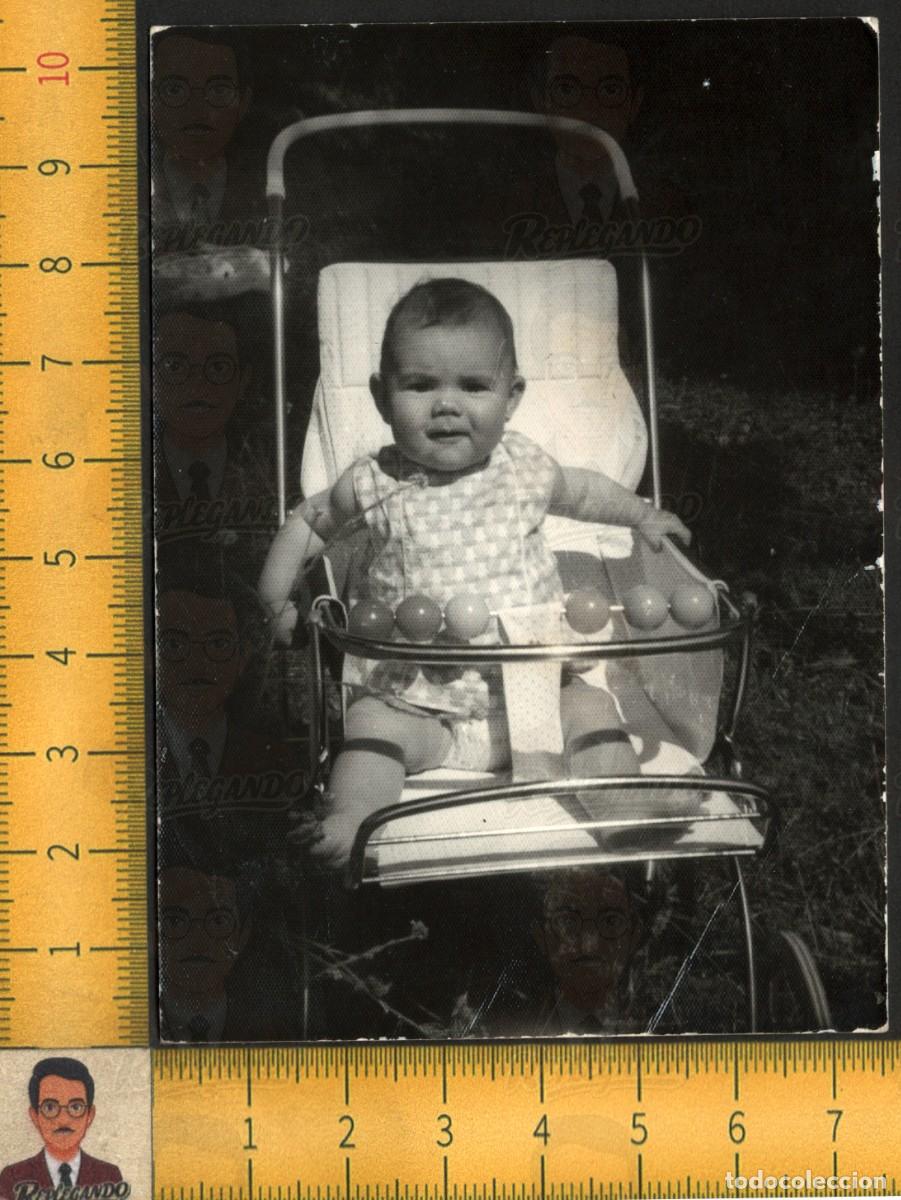 Fotograf&iacute;a antigua: BEB&Eacute; EN COCHECITO SILLA PASEO - JUGUETES BOLAS BARANDILLA - INFANCIA FELIZ - FOTO ANTIGUA A&Ntilde;O 1967