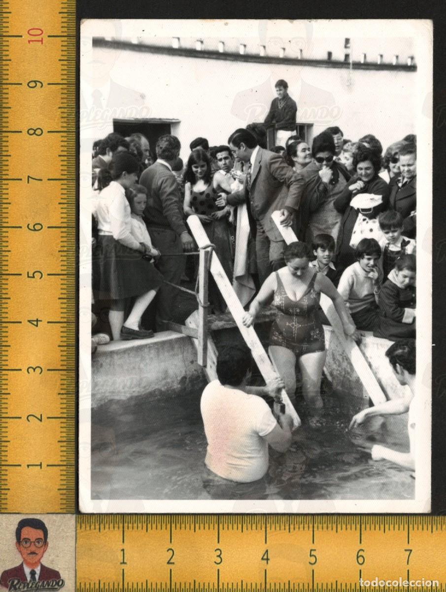 Fotograf&iacute;a antigua: BAUTISMO EVANG&Eacute;LICO INMERSI&Oacute;N - MUJER ENTRA PISCINA FIELES - FOTOGRAF&Iacute;A ANTIGUA ANDALUC&Iacute;A A&Ntilde;OS 60